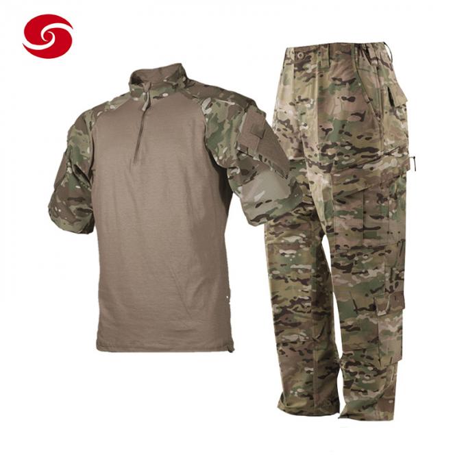 A camuflagem militar do combate da rã sere a camisa tática com a almofada de cotovelo do joelho